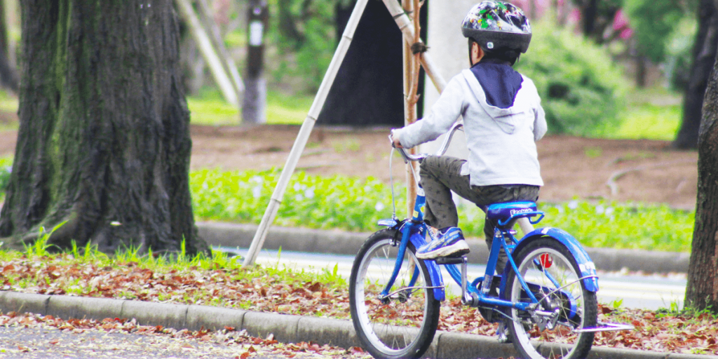 自転車に乗る子供